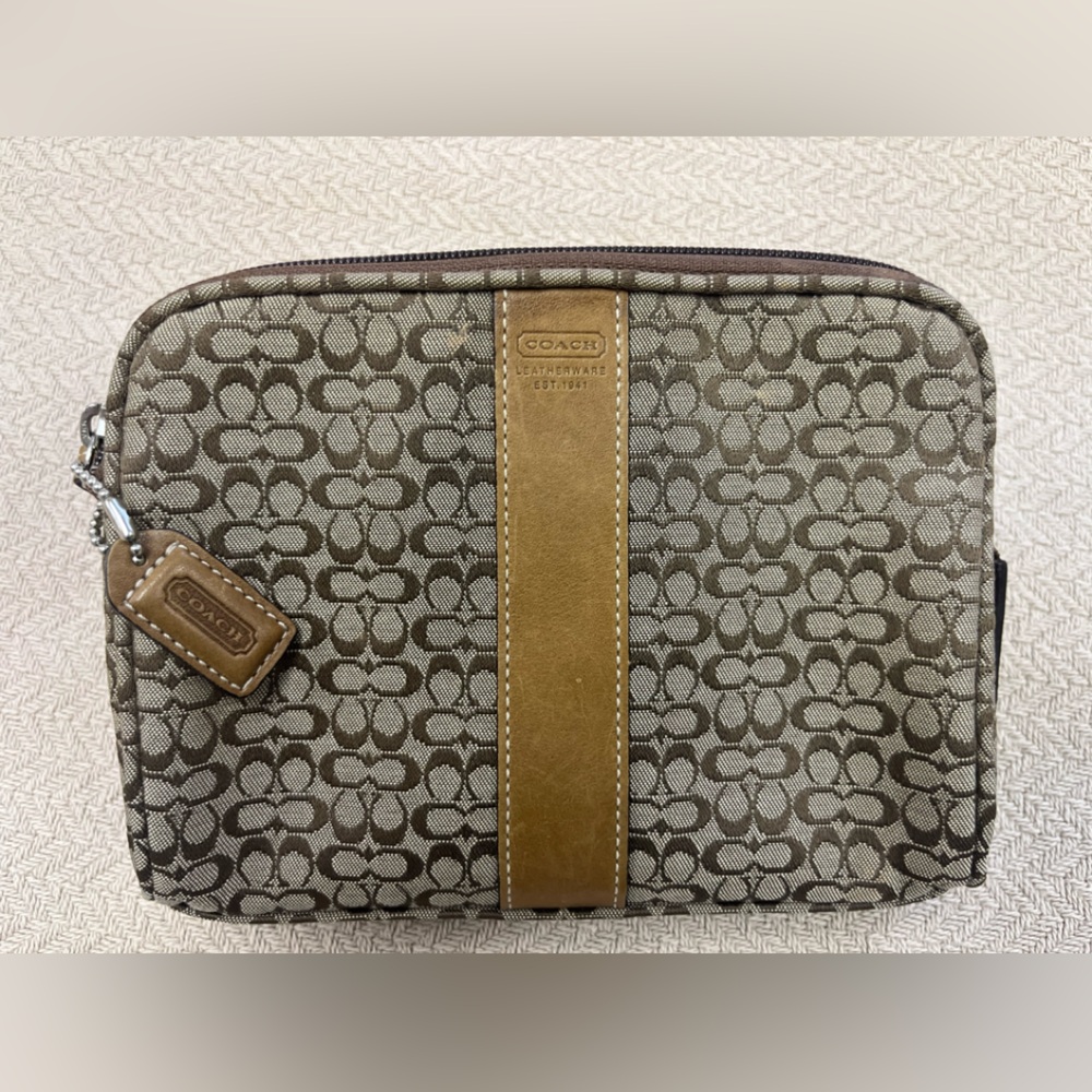 Coach mini sig fabric small make up
Bag . Brown/tan.